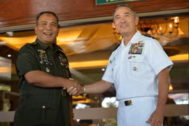 Ngày 22/11/2016 tại Manila, Philippines, Đô đốc Harry B. Harris, Tư lệnh Bộ Tư lệnh Thái Bình Dương Mỹ và tướng Ricardo Visaya, Tham mưu trưởng Quân đội Philippines tiến hành hội đàm.