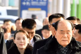 Đoàn đại biểu cấp cao Triều Tiên thăm Hàn Quốc gồm Chủ tịch Quốc hội Kim Jong-nam (phải) và bà Kim Yo-jong, em gái nhà lãnh đạo Triều Tiên Kim Jong-un. Ảnh: Reuters.