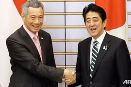 Thủ tướng Singapore Lý Hiển Long và Thủ tướng Nhật Bản Shinzo Abe. Ảnh: AFP