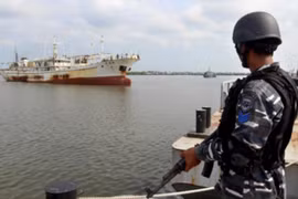 Indonesia bắt giữ một tàu cá Trung Quốc đánh bắt cá phi pháp ở vùng biển nước này.