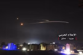 Hệ thống tên lửa phòng không Syria đáp trả cuộc tấn công của Israel ngày 10/5/2018. Ảnh: Stars and Stripes