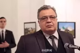 Hung thủ đứng sau lưng Đại sứ Nga tại Thổ Nhĩ Kỳ Andrey G. Karlov. Ảnh: CCTV