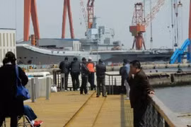 Trung Quốc chuẩn bị hạ thủy tàu sân bay Type 001A. Ảnh: Dwnews