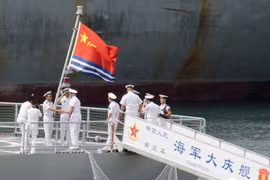 Ngày 9/8/2016, tại Thanh Đảo, phía Trung Quốc tiếp đón Đô đốc Scott Swift, Tư lệnh Hạm đội Thái Bình Dương, Hải quân Mỹ. Ảnh: Navy.mil.