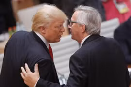 Tổng thống Mỹ Donald Trump và Chủ tịch Ủy ban Liên minh châu Âu Jean-Claude Juncker. Ảnh: CNBC.