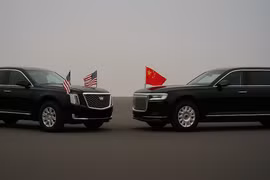 Hai mẫu limousine bọc thép chở Tổng thống Mỹ và Chủ tịch Trung Quốc hiện đại thế nào?