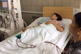 Ở các bệnh viện, việc chăm sóc bệnh nhân vẫn chủ yếu phụ thuộc vào người nhà của họ đi theo 