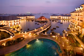 Khách sạn InterContinental Hanoi Westlake được xây dựng hoàn toàn trên mặt nước Hồ Tây thanh bình và được vận hành bởi tập đoàn quản lý khách sạn hàng đầu thế giới InterContinental Hotels Group (IHG).