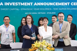 Chủ tịch Học viện TEKY Đào Lan Hương và đại diện Sweef Capital, Strategy Year Holding vừa ký kết thỏa thuận đầu tư.