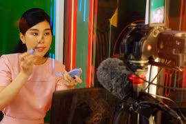 Một người livestream bán hàng trên nền tảng TikTok. Ảnh: Vietnamnet.