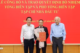Lãnh đạo Hiệp hội VAFIE trao quyết định Bổ nhiệm ông Phạm Đức Sơn làm Tổng biên tập Tạp chí Nhà đầu tư.