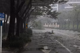 Trước bão Yagi, người dân đã phải hứng chịu những trận siêu bão lịch sử gây thiệt hại lớn về người và tài sản (Ảnh: Xinhua).