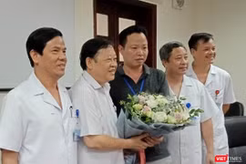Nhóm bác sĩ của Bệnh viện Phụ sản Trung ương chụp ảnh lưu niệm cùng người nhà sản phụ sau khi mổ.