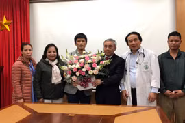 Nhóm bác sĩ của Khoa Cấp cứu, Bệnh viện Bạch Mai nhận lẵng hoa cảm ơn tư gia đình em V.Đ.H (Ảnh: Bác sĩ Lương Quốc Chính)