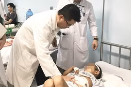 Các bác sĩ của Bệnh viện Nhi Trung ương khám cho bé C. sau khi phẫu thuật.