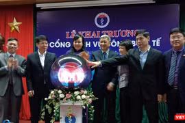 Các lãnh đạo của Bộ Y tế cùng lãnh đạo một số vụ, cục thực hiện lễ bấm nút khai trương Cổng dịch vụ công Bộ Y tế.