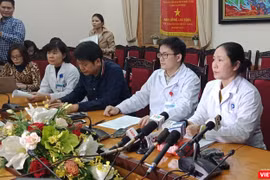 Bà Trần Liên Hương - Phó Giám đốc Bệnh viện Đa khoa Xanh Pôn và đồng nghiệp đại diện trả lời báo chí.