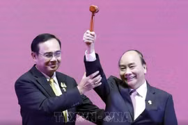 Thủ tướng Nguyễn Xuân Phúc nhận búa Chủ tịch ASEAN từ Thủ tướng Thái Lan Prayuth Chan-o-cha (Ảnh: TTXVN)