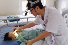 Bác sĩ kiểm tra tình hình sức khỏe của bé trai