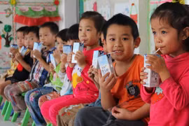 Các em nhỏ uống sữa tại trường mầm non.