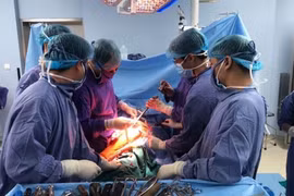 Kíp bác sĩ của Bệnh viện Trung ương quân đội 108 phẫu thuật cho cụ L.