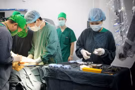 Một ca phẫu thuật tại Bệnh viện Nhi Trung ương.