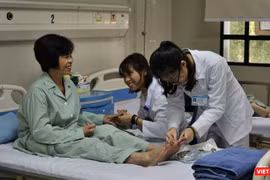 Nhóm điều dưỡng tại Bệnh viện cắt móng tay, móng chân cho bệnh nhân.