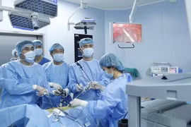 Các bác sĩ của Bệnh viện TWQĐ 108 phẫu thuật nội soi chữa ung thư thực quản cho bệnh nhân M.