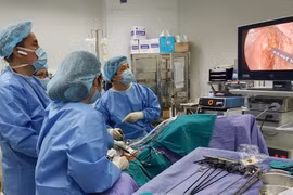 Một ca phẫu thuật nội soi tại Bệnh viện Đại học Y Hà Nội