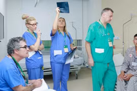 Nhóm bác sĩ của Tổ chức Operation Walk Ireland thăm khám cho bệnh nhân tại Bệnh viện Trung ương Quân đội 108.