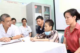 PGS.TS Nguyễn Hữu Ước chúc mừng bệnh nhân Nguyễn Văn Đức được xuất viện.