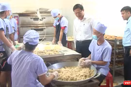 Chi Cục An toàn vệ sinh thực phẩm Hà Nội kiểm tra an toàn thực phẩm tại huyện Đông Anh.
