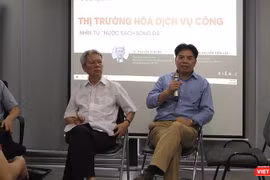 TS. Nguyễn Sĩ Dũng - Chuyên gia quản trị công, nguyên Phó Chủ nhiệm Văn phòng Quốc hội và ông Nguyễn Tiến Lập - luật sư cấp cao của Văn phòng Luật sư NHQuang & Cộng sự (Ảnh: Phạm Duy)