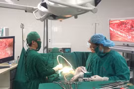 Nhóm bác sĩ của Bệnh viện Phổi Trung ương phẫu thuật cắt u cho bệnh nhân T.