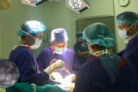 Các bác sĩ của Bệnh viện Hữu nghị Việt Đức vi phẫu bảo tồn bàn tay của bé trai 23 tháng tuổi.