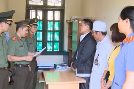 Công an Thanh Hóa thi hành lệnh bắt tạm giam các bị can.