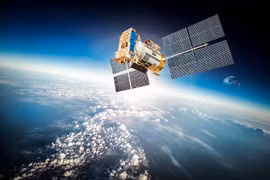 Các ông lớn công nghệ như Amazon, SpaceX, OneWeb liên tục đổ tiền đầu tư Internet vệ tinh. Ảnh: TechCrunch