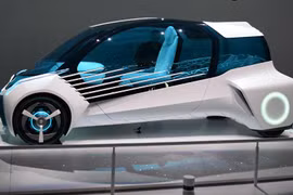 Xe chạy bằng hydro đang đi sau xe chạy điện năng thuần túy. Ảnh: Sputnik
