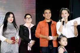 Trong vai trò MC, chị và các nghệ sĩ TP.HCM thực hiện chương trình từ thiện Trao yêu thương (ảnh NV cung cấp)