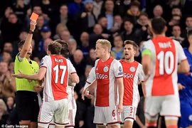 Tại Stamford Bridge diễn ra một trận đấu điên rồ và kết thúc với 2 tấm thẻ đỏ cùng 8 bàn thắng chia đều cho mỗi đội. Ảnh AP.