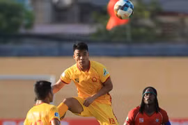Vương Quốc Trung (19) khoác áo Thanh Hóa để chống lại chính đội bóng vừa sa thải mình (ảnh VPF)