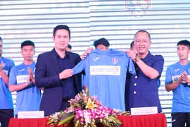 Tập đoàn điện tử Asanzo đã ký kết hợp đồng tài trợ trị giá 20 tỷ đồng cho CLB bóng đá Quảng Ninh. (ảnh Báo QN)
