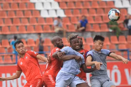 Hà Nội và TP.HCM (áo sẫm) là 2 đội mạnh tại V.League 2018 đã có mặt tại bán kết Cúp quốc gia (ảnh VPF)