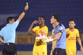 Đội bóng thành Nam đang chịu nhiều bất lợi từ những "tiếng còi lạ" (ảnh Báo Nam Định)