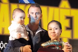 Năm 2009, Kesley nhập quốc tịch Việt Nam lấy tên là Huỳnh Kesley (họ vợ), năm đó, Kesley vào đội tuyển bóng đá quốc gia Việt Nam, trở thành Vua phá lưới AFC 2009. (ảnh gia đình cung cấp)