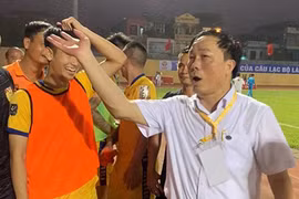 Bầu Đệ đang đứng trước những thử thách không nhỏ của lượt về. Ảnh VPF.