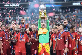 Thủ thành Adrian xuất sắc cản phá cú đá từ chân Abraham, giúp Liverpool đoạt Siêu cúp châu Âu 2019. Ảnh CNN.