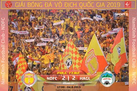 Cầu thủ vào sân từ ghế dự bị Thế Vương tạt cho Hạ Long đánh đầu tung lưới HAGL ấn định tỉ số hòa 2-2. Ảnh Hội CĐV.