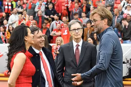 Tỷ phú John W Henry (giữa) là người đưa HLV Jurgen Klopp về sân Anfield để thay thế Brendan Rodgers (ảnh CLB)
