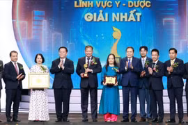 Chủ tịch Quốc hội Trần Thanh Mẫn, Trưởng Ban Tuyên giáo và Dân vận Trung ương Nguyễn Trọng Nghĩa trao giải cho Nhóm tác giả TS.BS Dương Đức Hùng và cộng sự, Bệnh viện Hữu nghị Việt Đức.